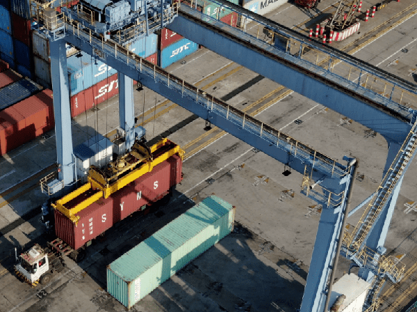 港口輪胎起重機(jī)